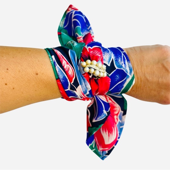 NWT SIlklette Floral Bloom NWT SILKLETTE Spotted 100% Fine Silk Kerchief Scarf - Picture 2 of 6